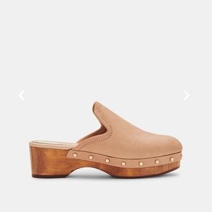 Dolce Vita clogs in camel unbuckle